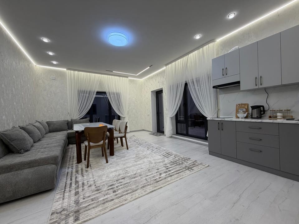 Kitchen or kitchenette, Living room, Seating area, Dining area