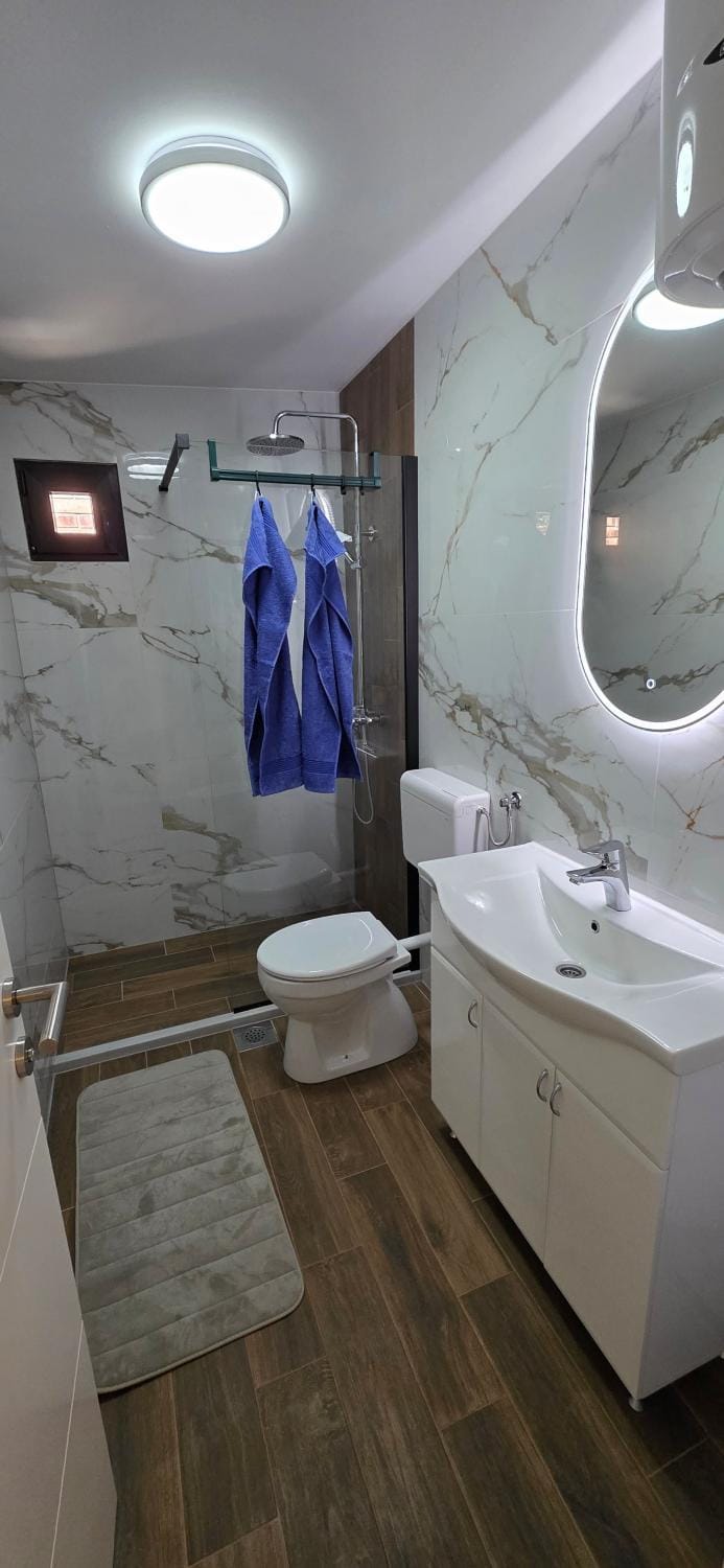 Shower, Toilet, Bathroom, towels