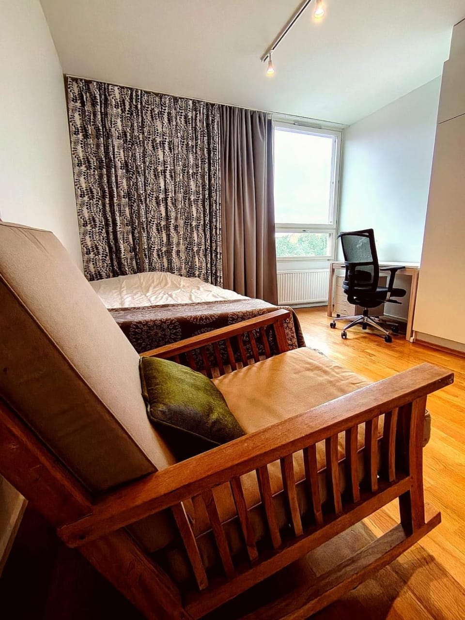 Quiet, best connections, amenities, parking Apartment in Helsinki