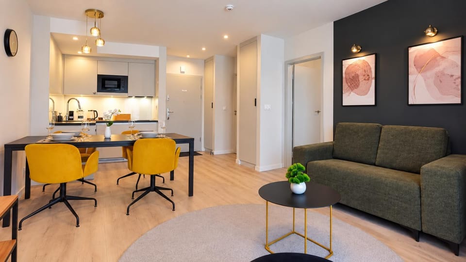 TV and multimedia, Kitchen or kitchenette, Living room, Seating area, Dining area