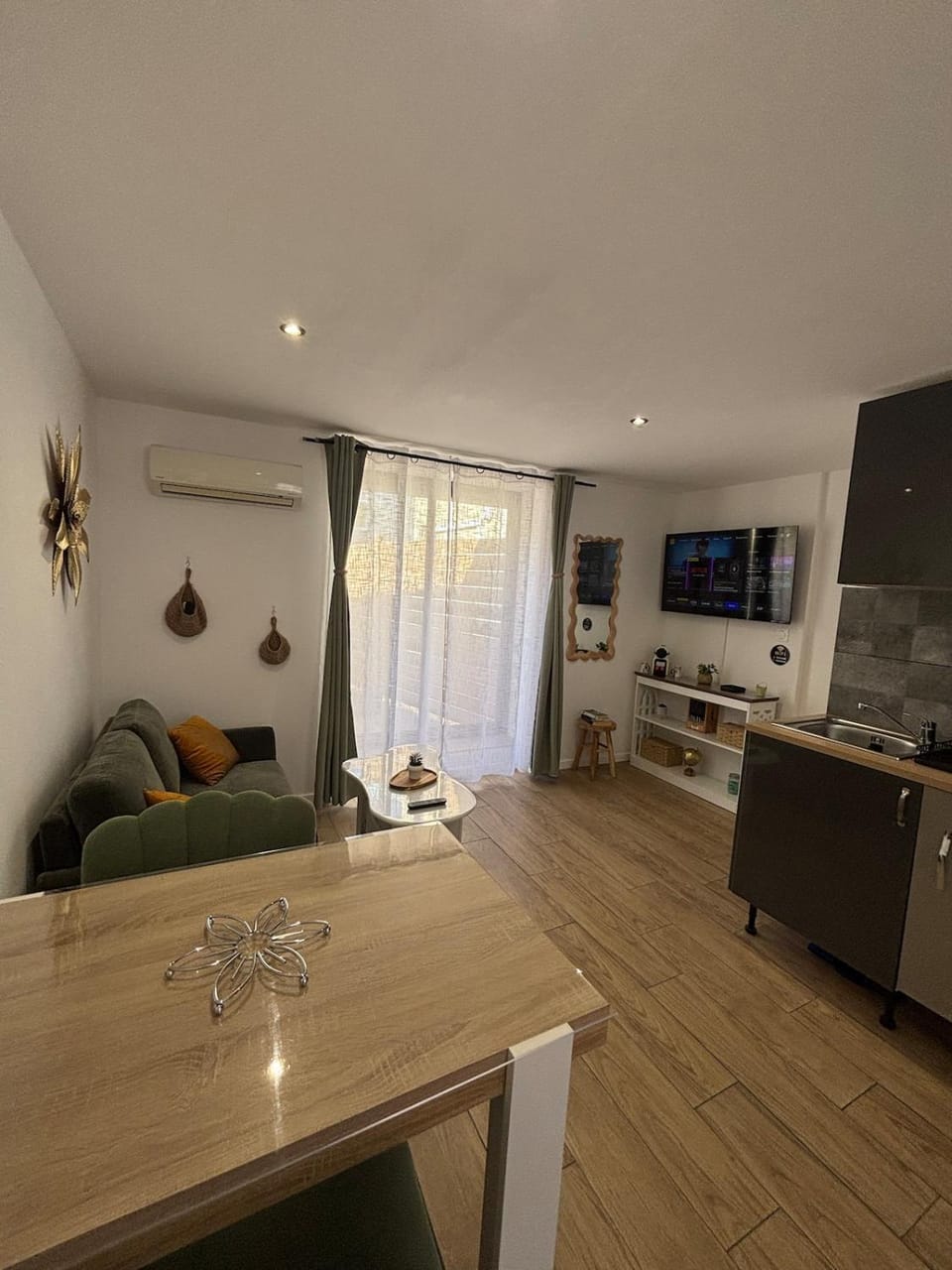 TV and multimedia, Kitchen or kitchenette, Living room, Dining area, stove