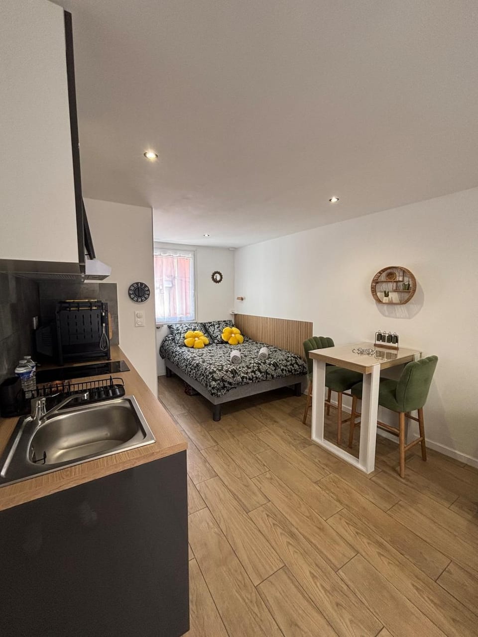 Bed, Kitchen or kitchenette, Dining area, Bedroom, stove