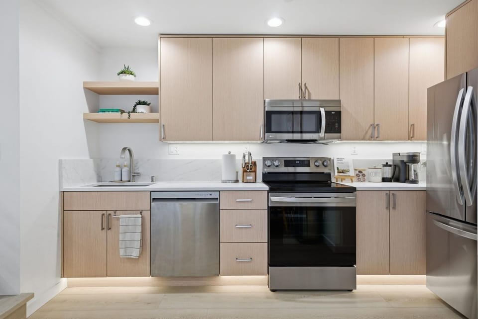NEW! 2B2BA Modern Fremont Home w Parking Space & Rooftop, BBQ, AC House in Fremont
