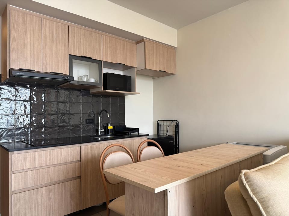 Kitchen or kitchenette, Dining area, microwave, minibar, stove, washing machine