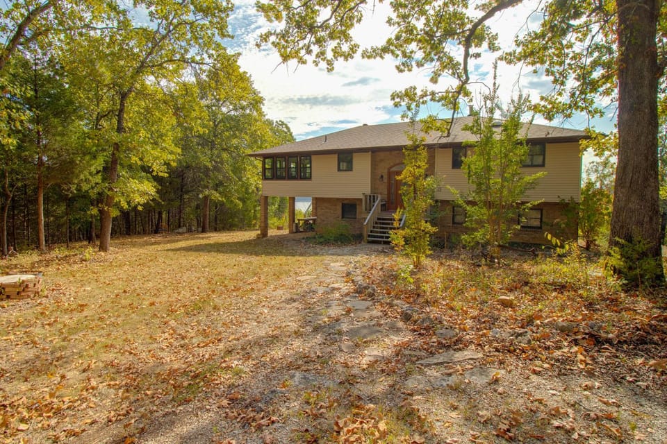3 Mi to Norfork Lake! Multi-Level Haven for Groups House in Norfork Lake
