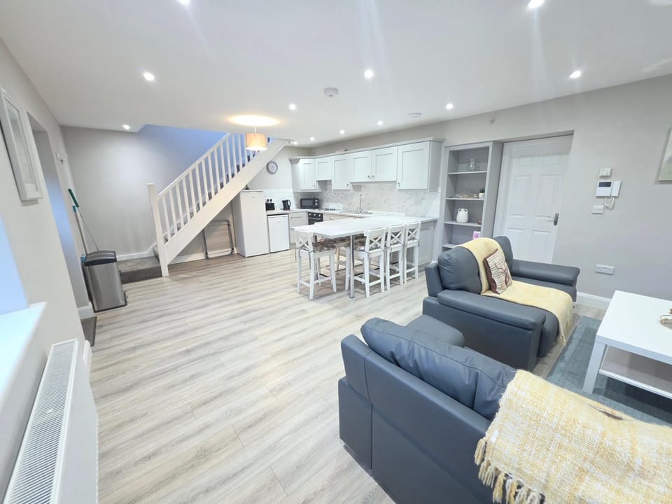 Kitchen or kitchenette, Living room, Seating area, Dining area
