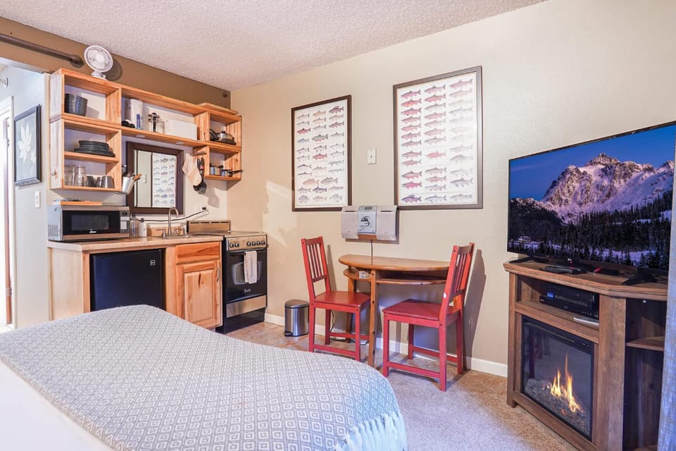 Fireside Suite Cozy Mt Baker Ski Basecamp for Two House in Glacier
