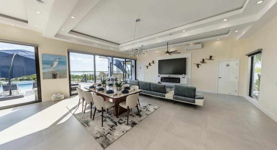 TV and multimedia, Living room, Seating area, Dining area