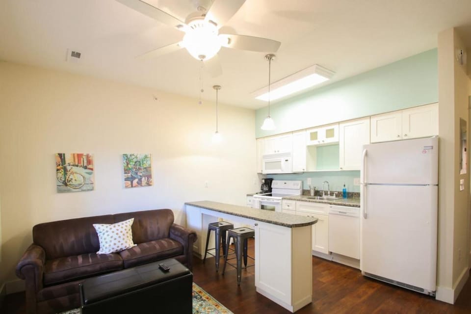 Cozy Apartment 2 miles to IU Apartment in Bloomington