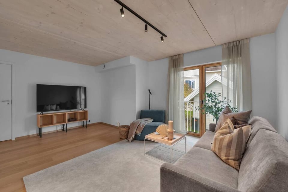 Warm and spacious warm apartment with parking Apartment in Tromso