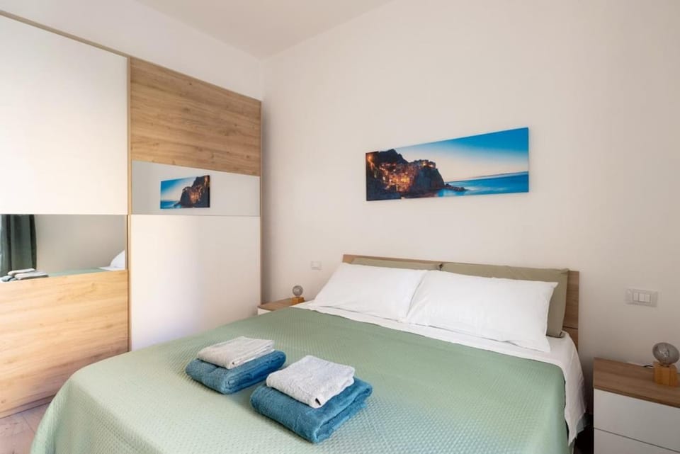 Bedroom, locker, towels