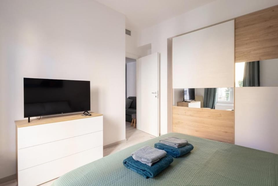 Bed, TV and multimedia, Bedroom, towels
