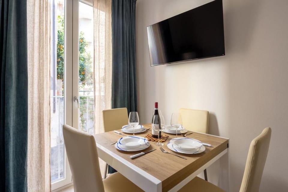 TV and multimedia, Seating area, Dining area