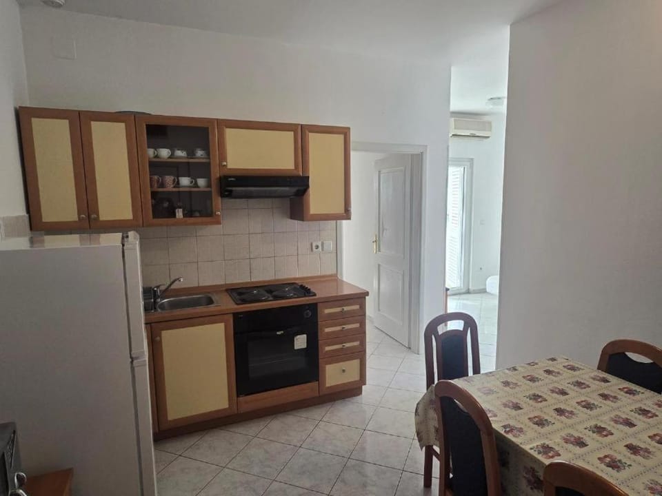 Kitchen or kitchenette, Dining area, oven