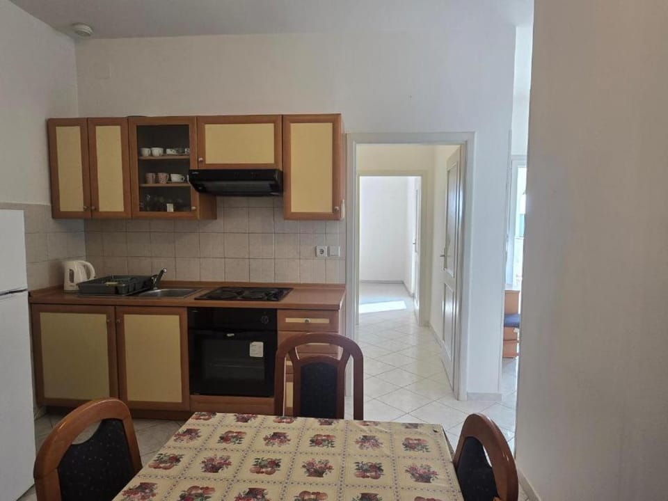 Kitchen or kitchenette, Photo of the whole room, Dining area