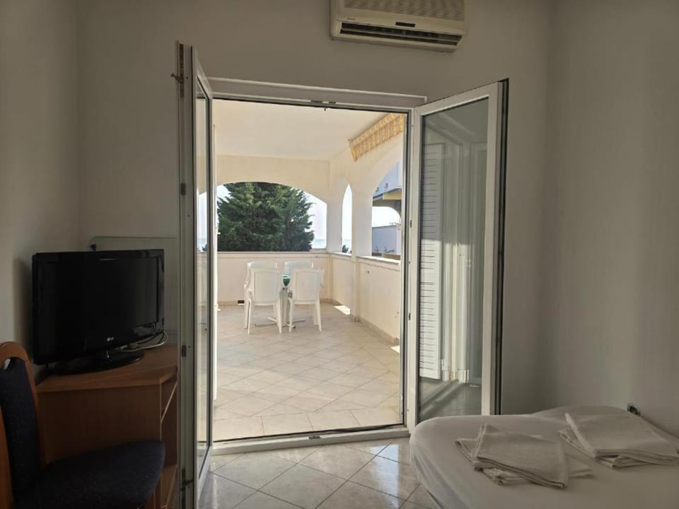 Bed, Photo of the whole room, towels, air conditioner