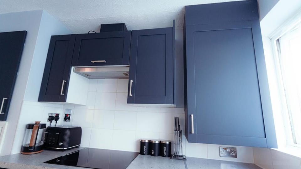 Large Free Parking, 2 Bed House, Modern, Stylish, Town Centre Apartment in Hatfield