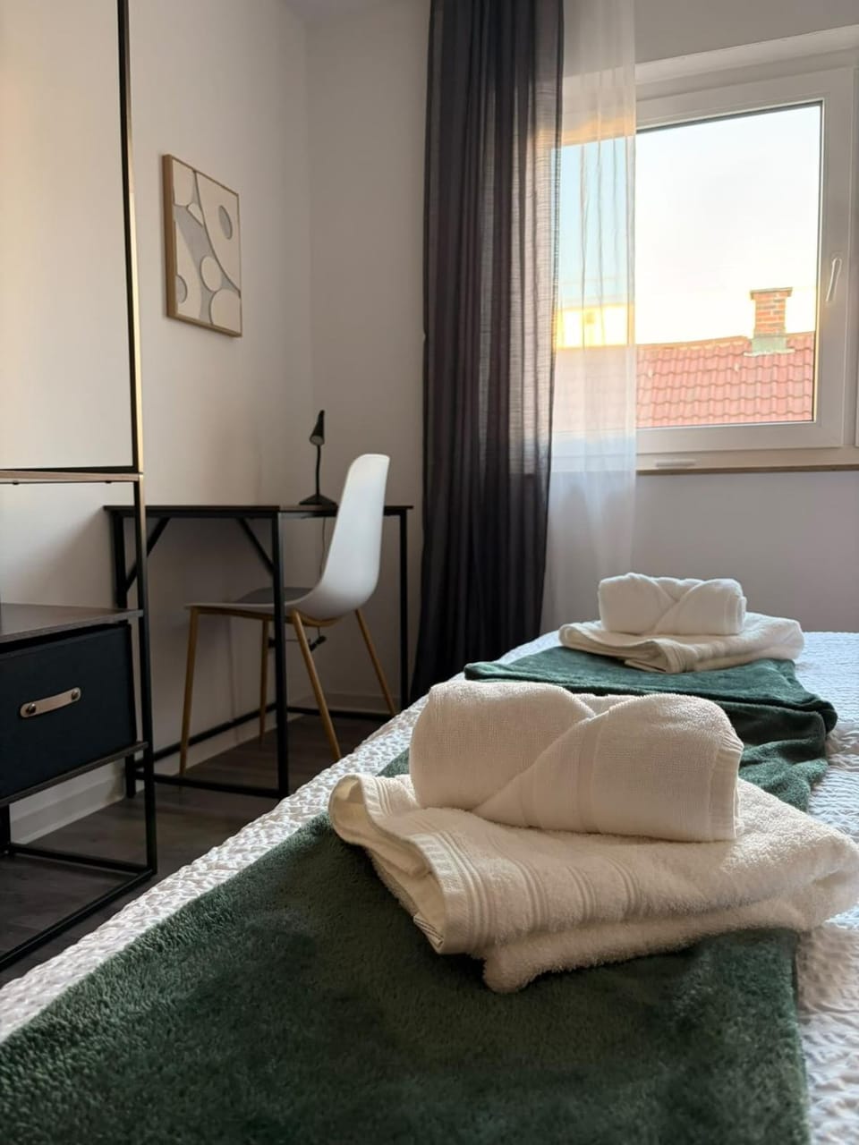 Bedroom, towels