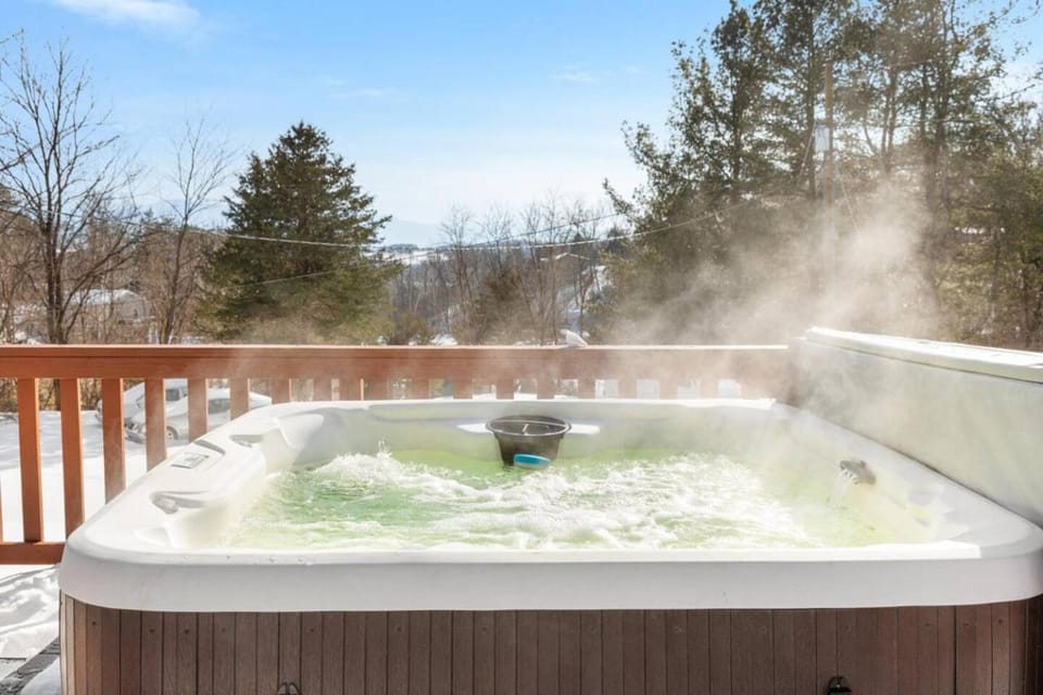 Hidden Hollow 3BR Cabin-Hot Tub, Wi-Fi, Game Room Cabin in Shenandoah Valley