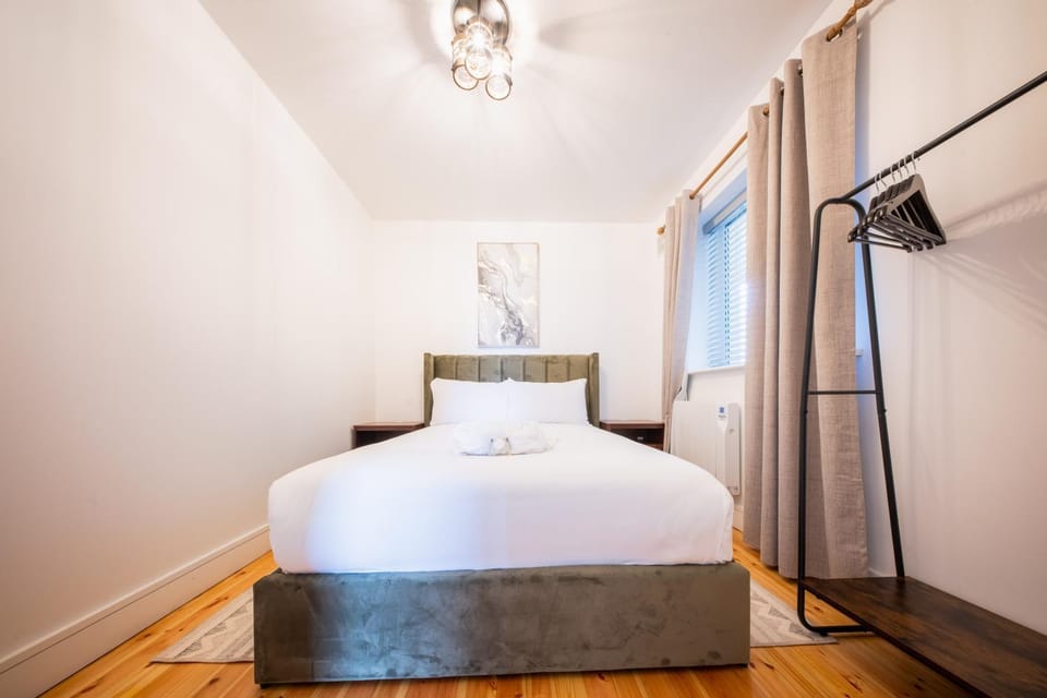 Elegant Seaview Retreat Stylish 2-Bedroom Escape Apartment in Galway