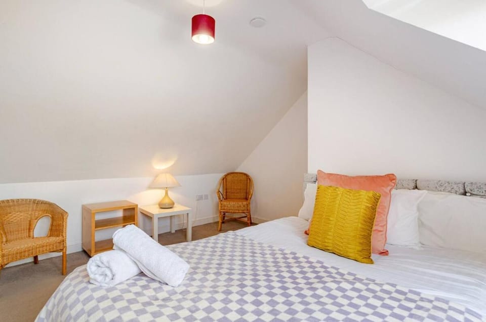 Bed, Photo of the whole room, Seating area, Bedroom