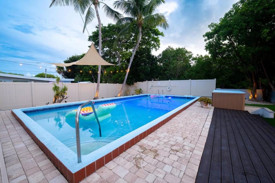 Day, Pool view, Swimming pool, sunbed