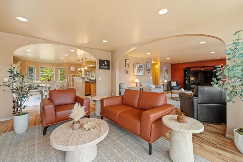 Communal lounge/ TV room