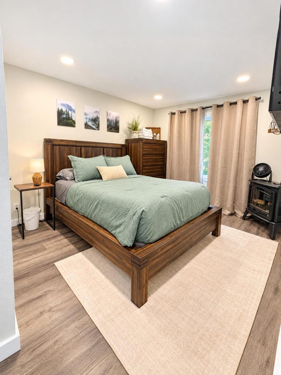 The Bigfoot Hideaway with shared hot tub, workspace, and putting House in Salem