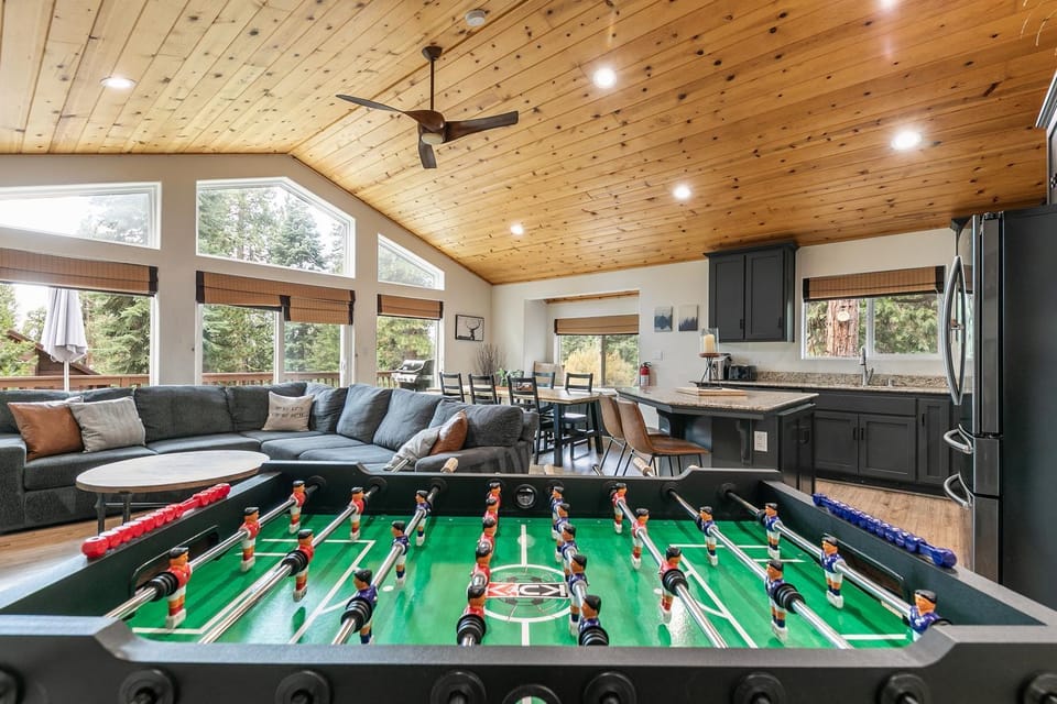 Silver Moon on the North Shore by Tahoe Getaways - Pet-Friendly 3BR w Hot Tub, Foosball & Horeshoes House in Tahoe Vista