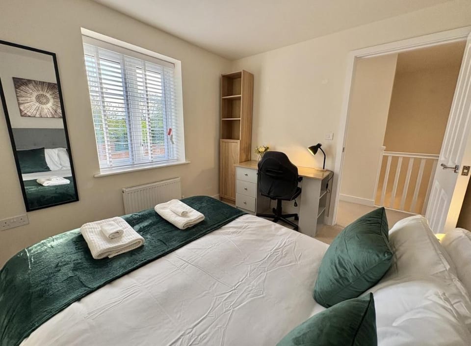 Modern house-Garden-Parking-Bedford-MK-Northants House in Bedford