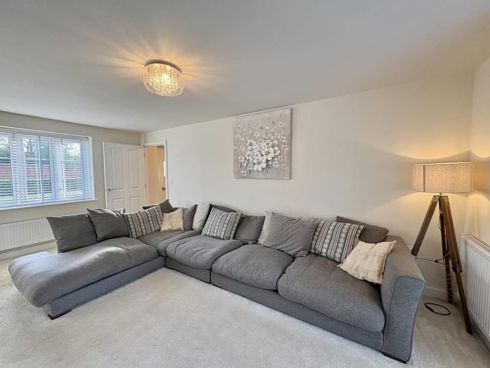 Modern house-Garden-Parking-Bedford-MK-Northants House in Bedford