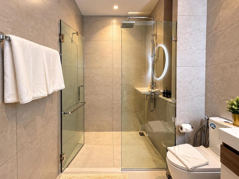 Shower, Toilet, Bathroom, towels