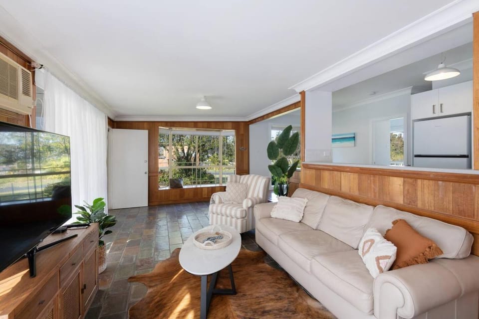 TV and multimedia, Living room, Seating area, fireplace