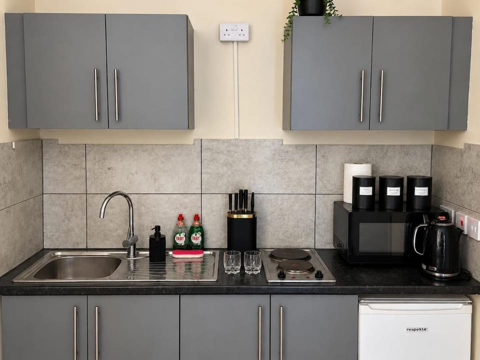 Modern Southall Studio - Elizabeth Line & Heathrow Apartment in Southall