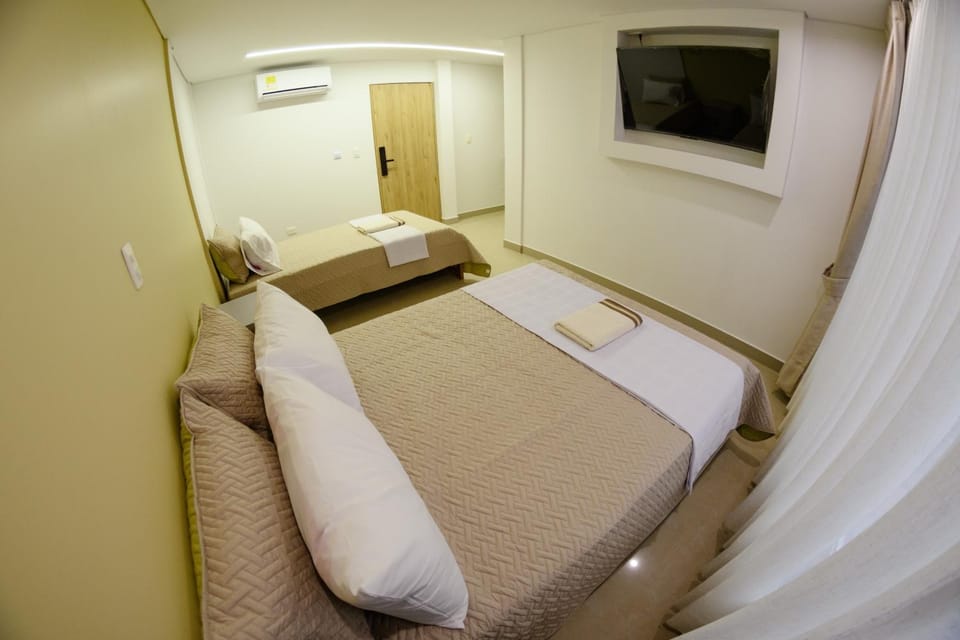 Bed, TV and multimedia, Photo of the whole room, Bedroom