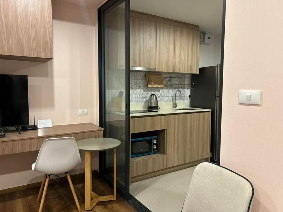 Kitchen or kitchenette, Dining area, toaster