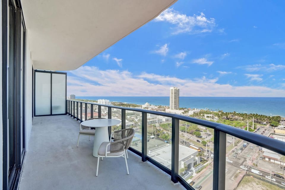 Luxury Miami Beach Condo with Ocean View & Pool House in Miami Beach