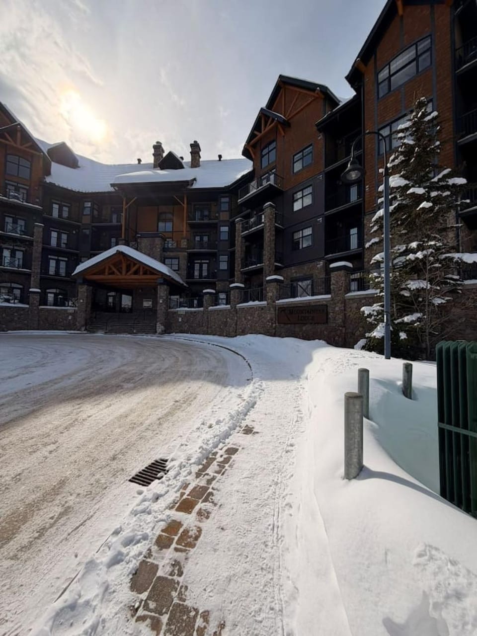 Alpine Studio Retreat Hot Tub Gym Access Await Apartment in Columbia-Shuswap A