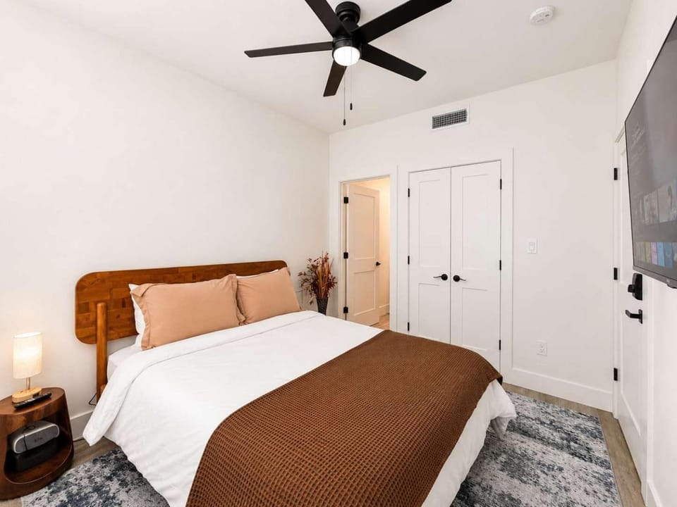 Bishop Arts 6BD 6BA Townhouse Parking Sleeps 12 House in Dallas