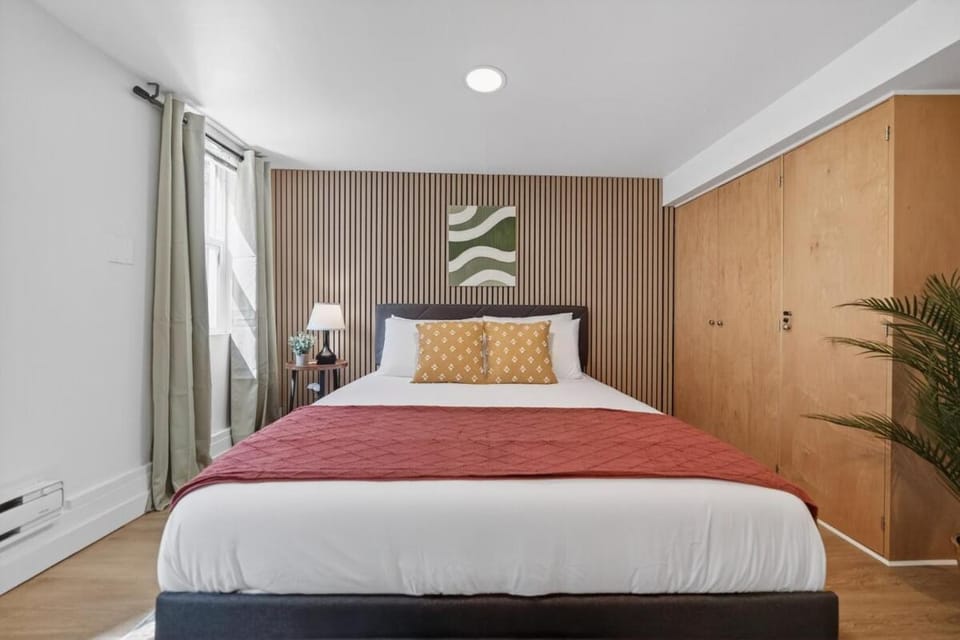 Victoria Modern Suite - Steps to Shops & Dining Apartment in Vancouver