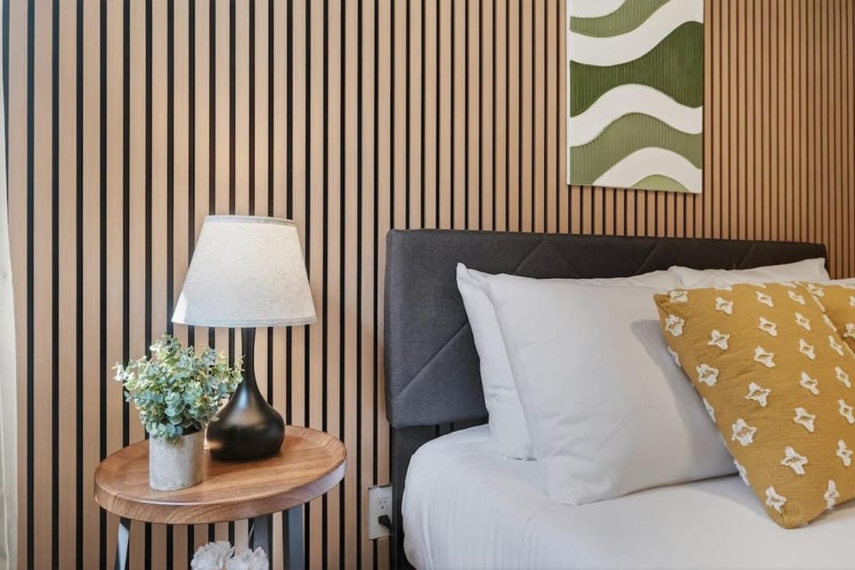 Victoria Modern Suite - Steps to Shops & Dining Apartment in Vancouver