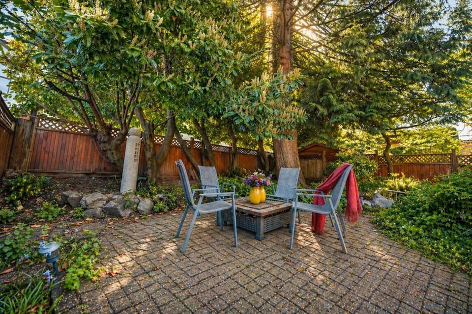 Victoria Modern Suite - Steps to Shops & Dining Apartment in Vancouver