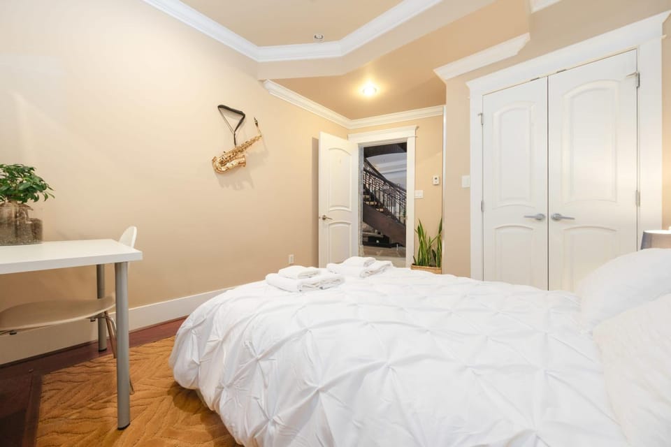 Luxury Basement Guesthouse with Sauna & Jacuzzi Apartment in Vancouver