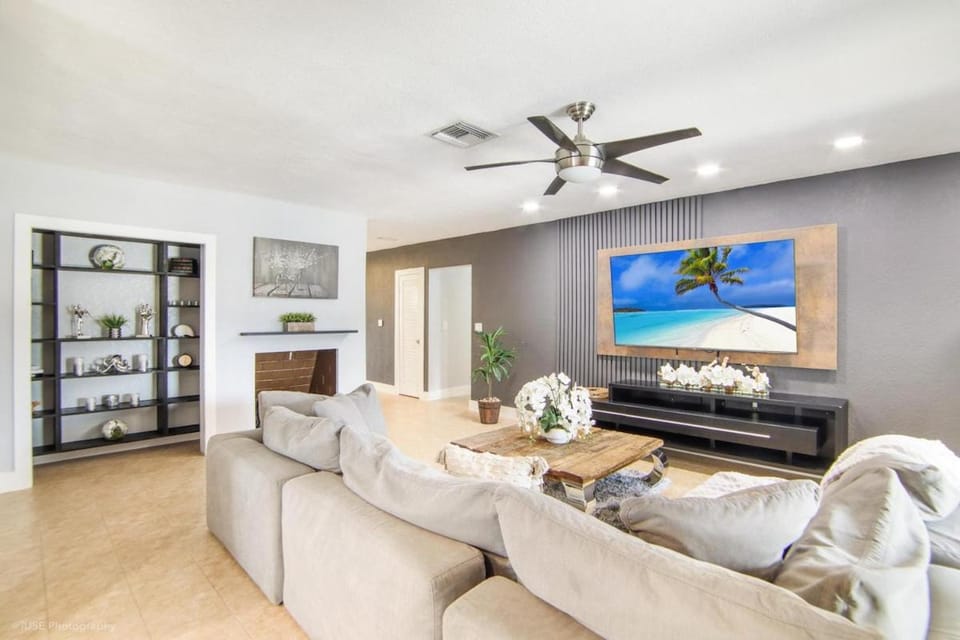Modern Residence - Pool BBQ Arcade & Play Area House in Miami Gardens