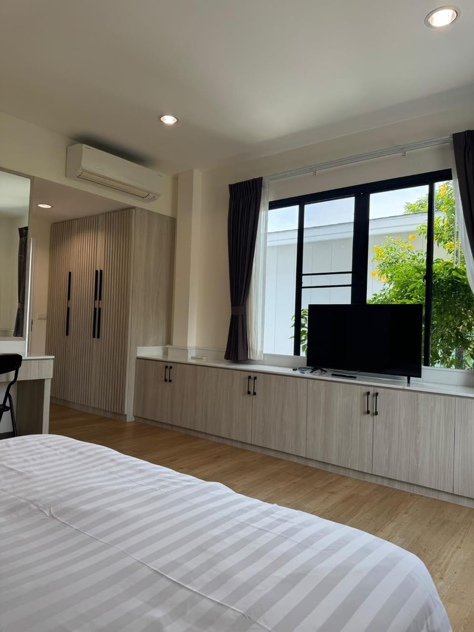 Bed, TV and multimedia, Photo of the whole room, Bedroom, air conditioner
