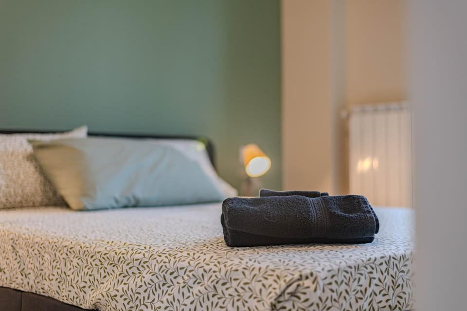 Bed, Bedroom, towels