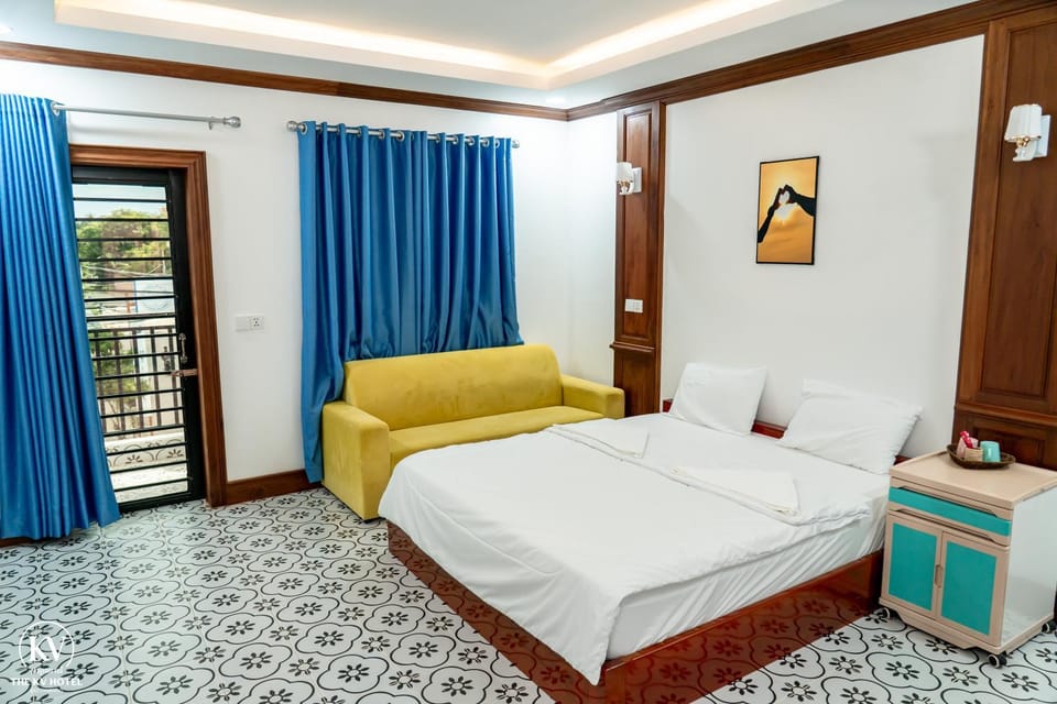 Bed, Photo of the whole room, Seating area, Bedroom