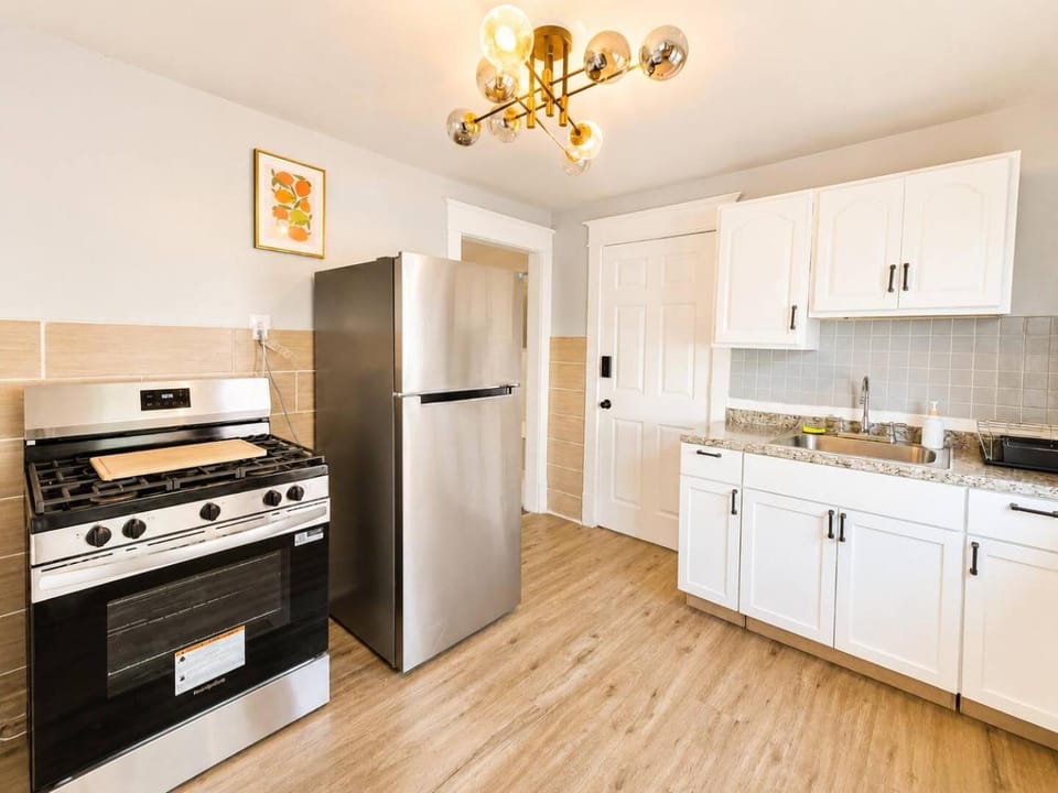 Spacious 2BR Pet Friendly Free Parking Apartment in Cheektowaga