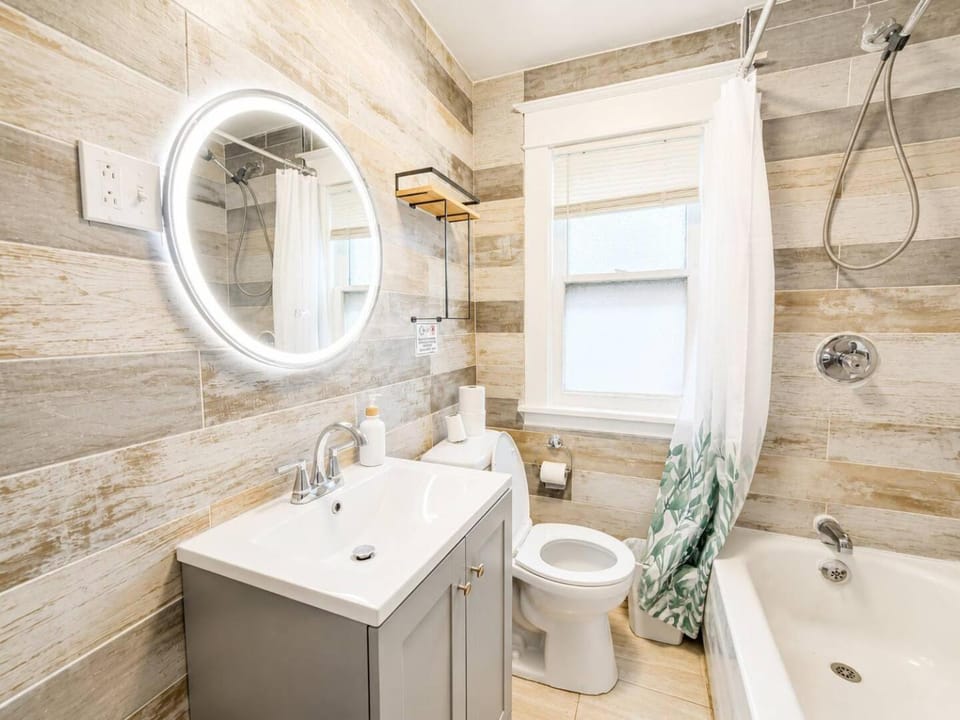 Spacious 2BR Pet Friendly Free Parking Apartment in Cheektowaga