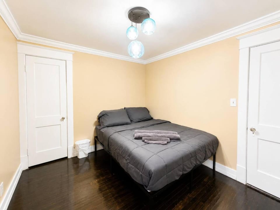 Spacious 2BR Pet Friendly Free Parking Apartment in Cheektowaga